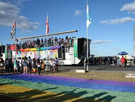 Vídeo: Parada LGBTS pede regulamentação de lei