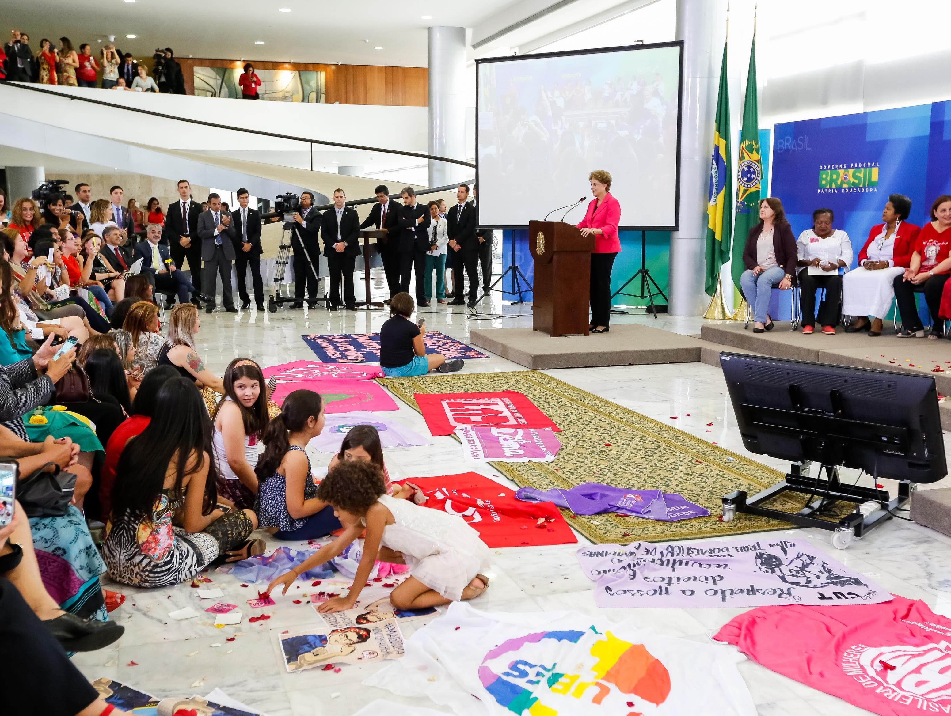 Mulheres vão ao Palácio do Planalto em apoio a Dilma