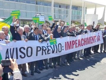 Oposição grita por impeachment em frente ao Planalto