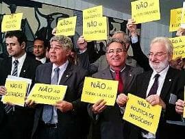 Deputados criticam "viés antidemocrático" da gestão Cunha