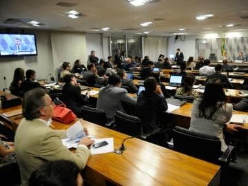 Reforma política: senadores aprovam limites para institutos de pesquisa