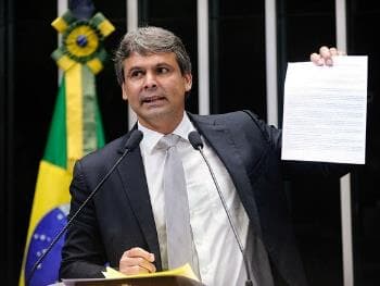 Leia discurso em que senador petista provoca 'coração valente' de Dilma