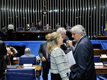 Divergência de senadores sobre abono salarial adia votação de ajuste