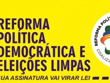 Sacos de dinheiro marcam ato pela reforma política popular