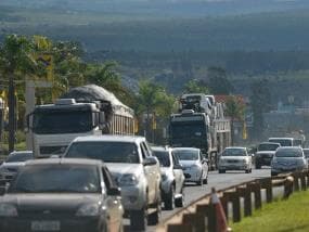 Carros devem ter barra de proteção lateral, decide Senado