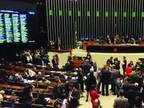 Dos 513 deputados federais, 399 disputam reeleição