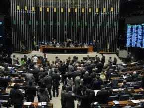 Em ritmo de carnaval, Congresso adia polêmicas