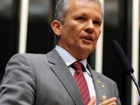 Deputado acusa governo de proteger empresas