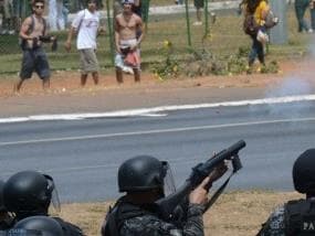 Polícia e manifestantes entram em confronto em Brasília