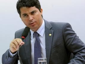 Deputado quer manter igrejas sem pagar imposto