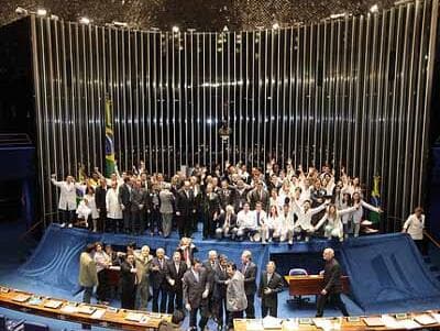 Mais Médicos vira alvo de protestos pelo país