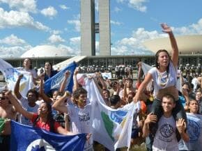 Renan promete acelerar votação do PNE, dizem estudantes