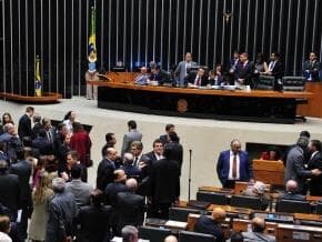 Câmara atrasa duas horas para votar redução da luz