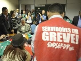 Governo nega acordo e movimento grevista cresce