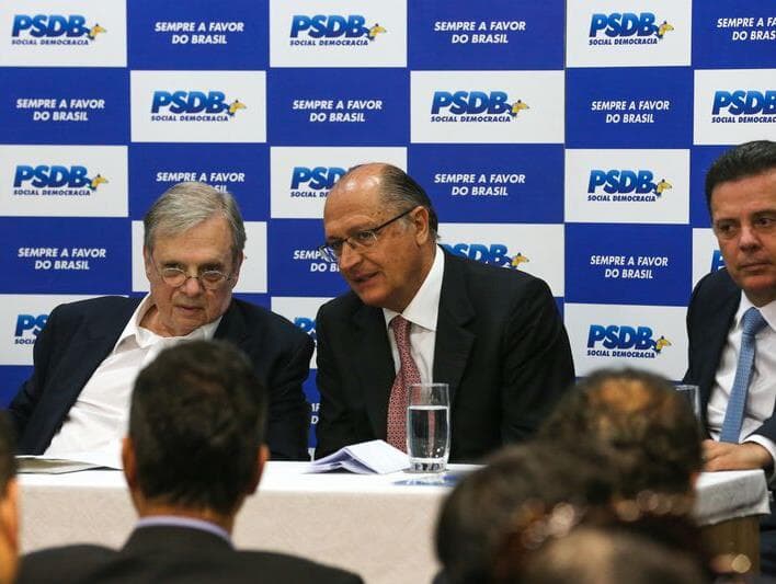 Alckmin lidera ofensiva para antecipar saída de Aécio da presidência do PSDB