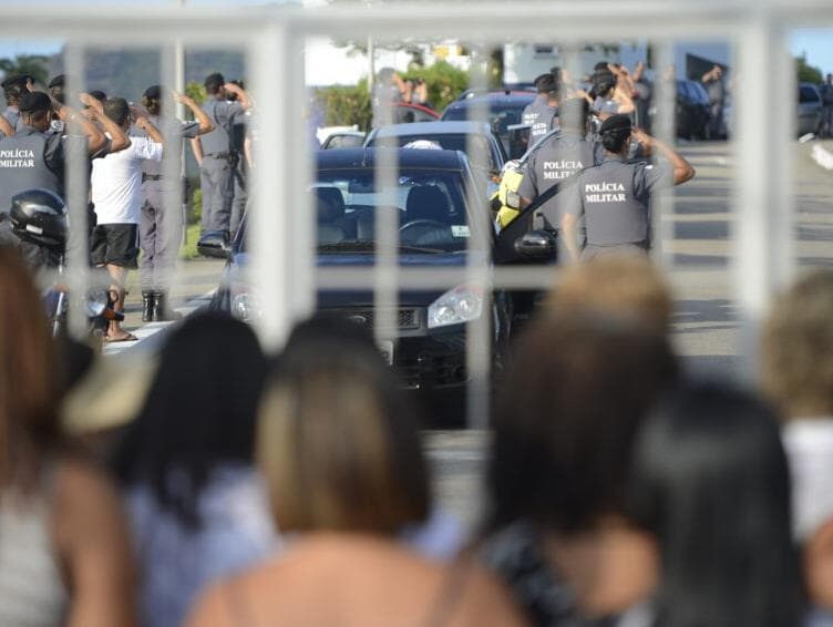 Policiais do ES retornam ao trabalho após acordo com movimento de esposas