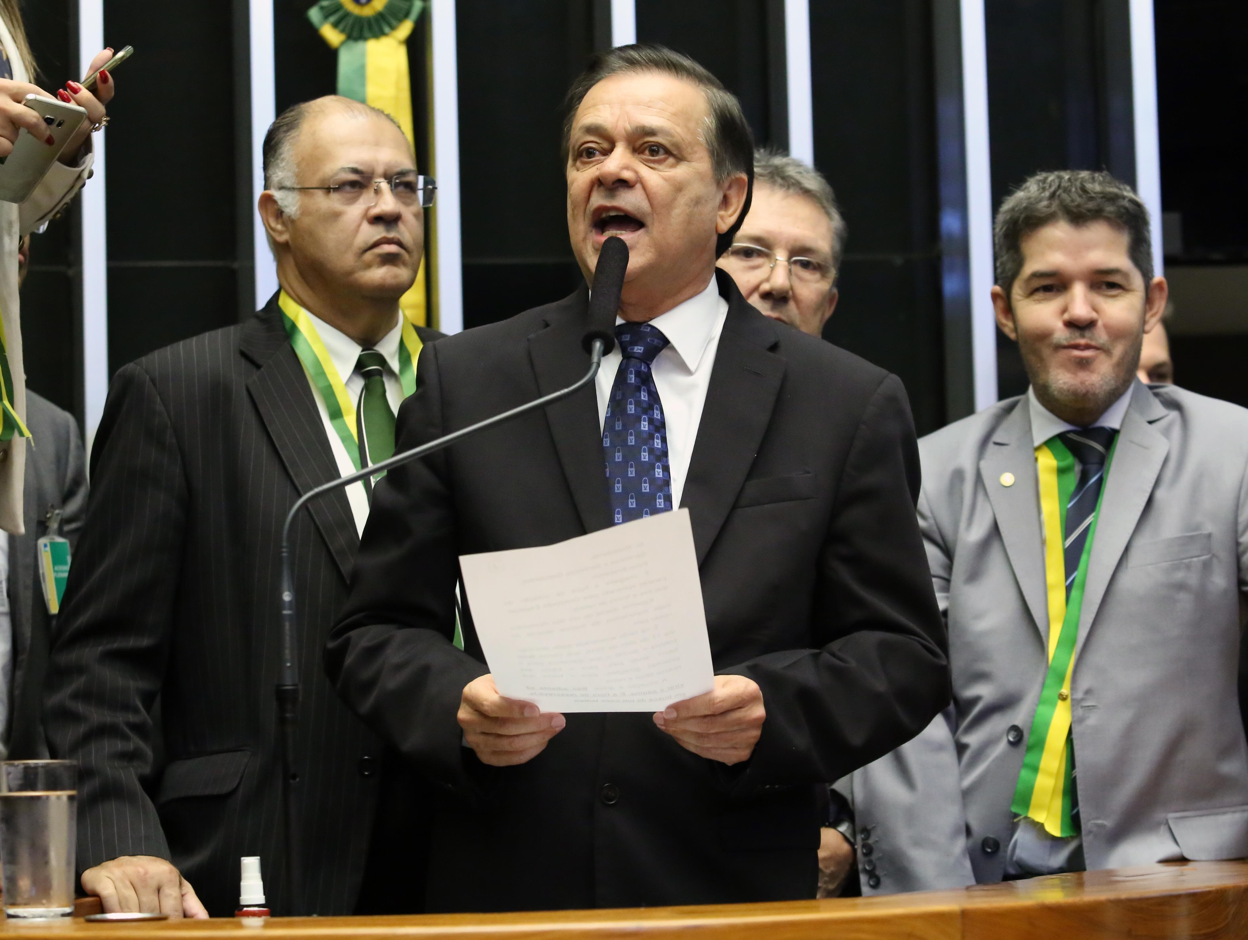 PT vai apoiar candidatos pró-impeachment para as presidências da Câmara e do Senado