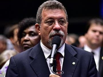 PT tenta barrar impeachment ainda na Câmara