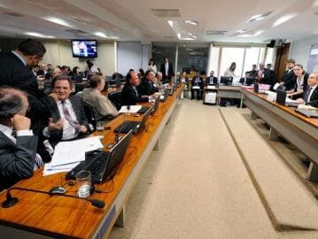 Senadores aprovam prorrogação de convenção coletiva de trabalho