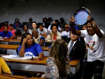 Senado corta som e tenta barrar pandeiro em comissão