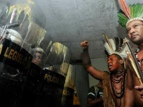 Contra PEC 215, índios protestam em frente ao Congresso