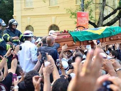 Eduardo Campos é enterrado sob gritos de "guerreiro do povo brasileiro"