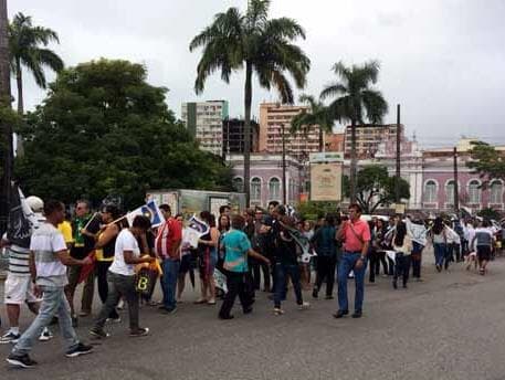 Moradores de Recife fazem fila para se despedir de Eduardo Campos