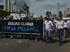 Manifestantes protestam em frente à casa do governador do DF