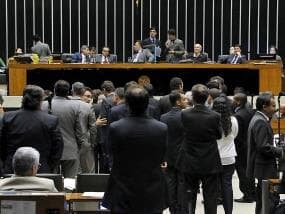 Governo cede, e Congresso aprova orçamento