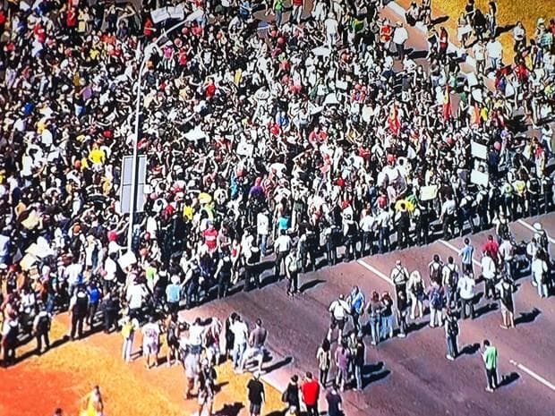 Manifestantes protestam em Brasília contra dinheiro gasto com Copa