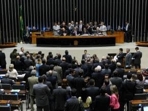 Câmara acaba com 14º e 15º salários de parlamentares