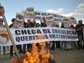 Servidores de 18 categorias recuam e encerram greve