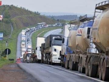 Bloqueios continuam apesar de acordo entre governo e caminhoneiros