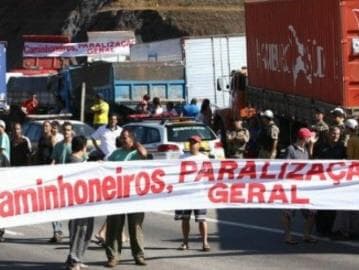 Caminhoneiros bloqueiam rodovias federais em nove estados