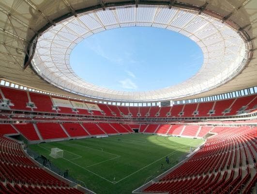 Obra de estádio tirou prioridade de moradia em Brasília, diz ONG