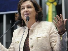 Requião e Kátia Abreu batem boca no Senado