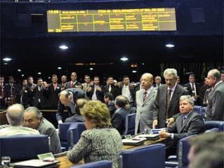 PT e PMDB elegem quase metade dos senadores