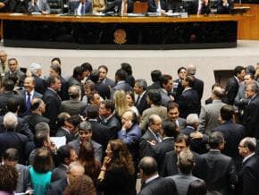 Congresso retorna ao trabalho com polêmicas