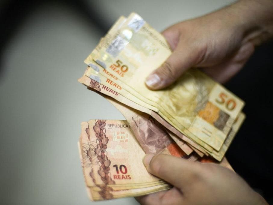 Publicada MP que aumenta salário mínimo para R$ 1.100