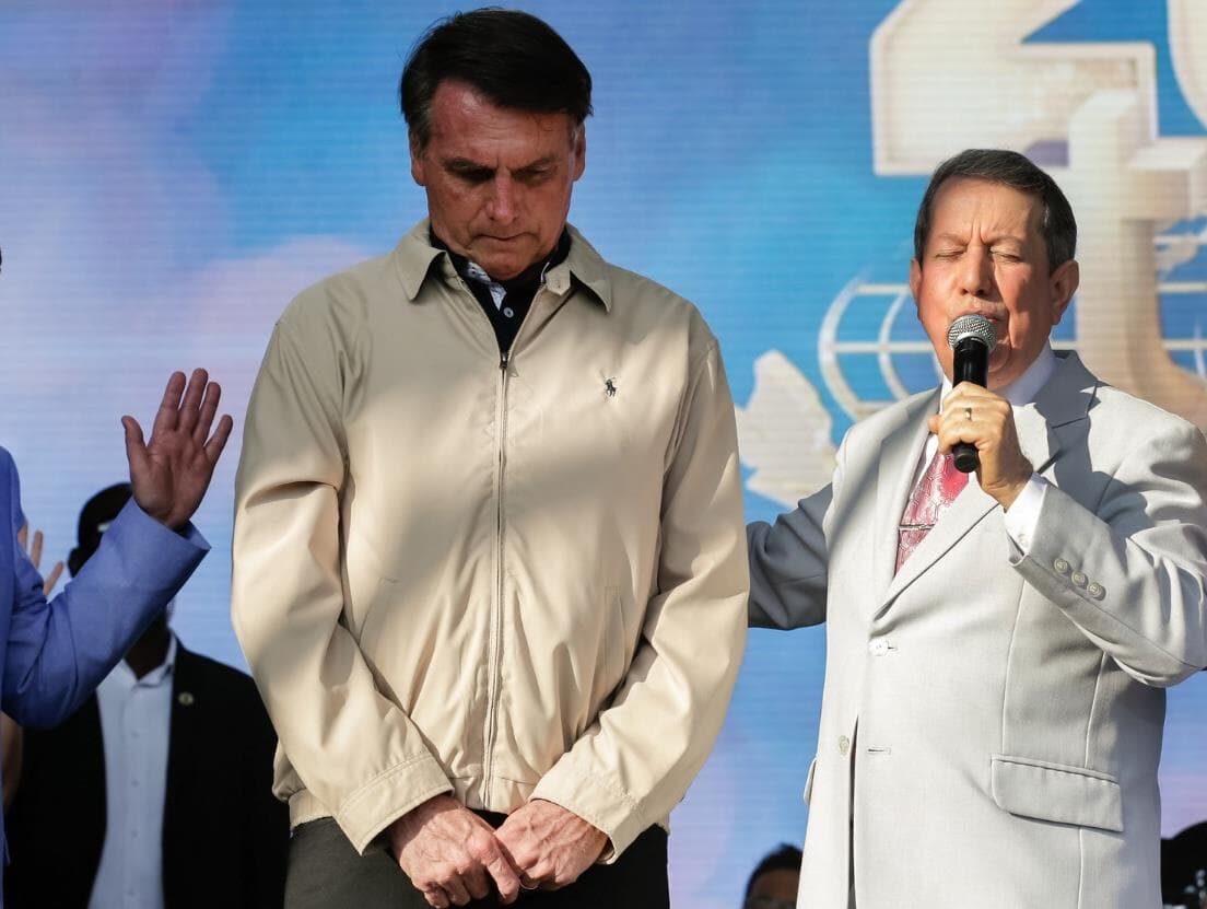 Bolsonaro veta parte de perdão a dívidas de igrejas