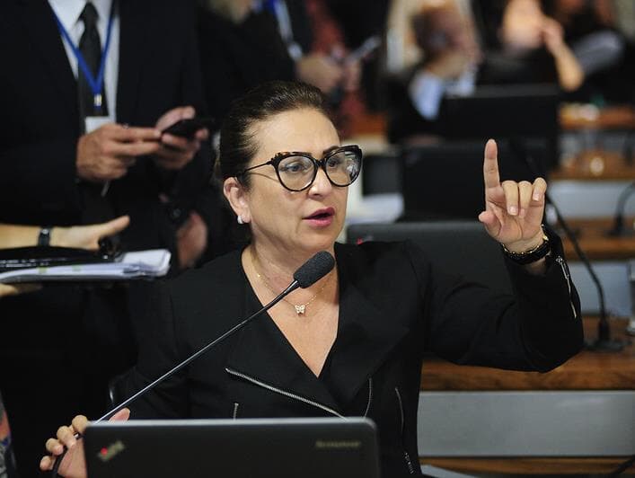 Kátia Abreu elogia reforma administrativa, mas chama de "aberração" excluir órgãos