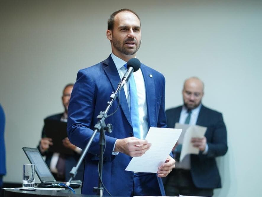 Eduardo Bolsonaro retoma projeto do pai que prevê castração química de estupradores