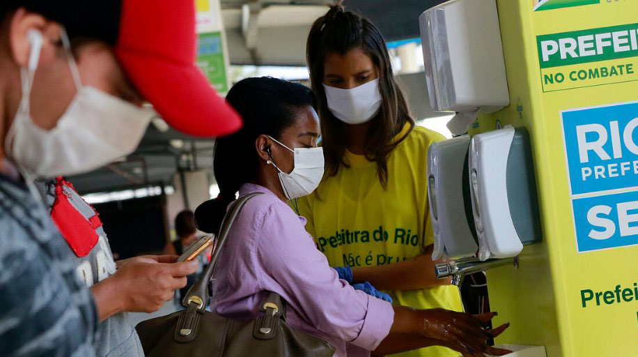 Senado aprova projeto que obriga uso de máscaras e fornecimento de álcool em gel