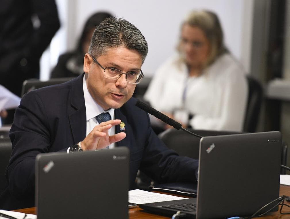 Senador aciona STF para impedir sabatina de Jorge Oliveira para o TCU