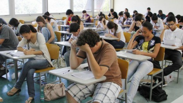 Parlamentares pedem suspensão do Enem; Justiça quer manter calendário