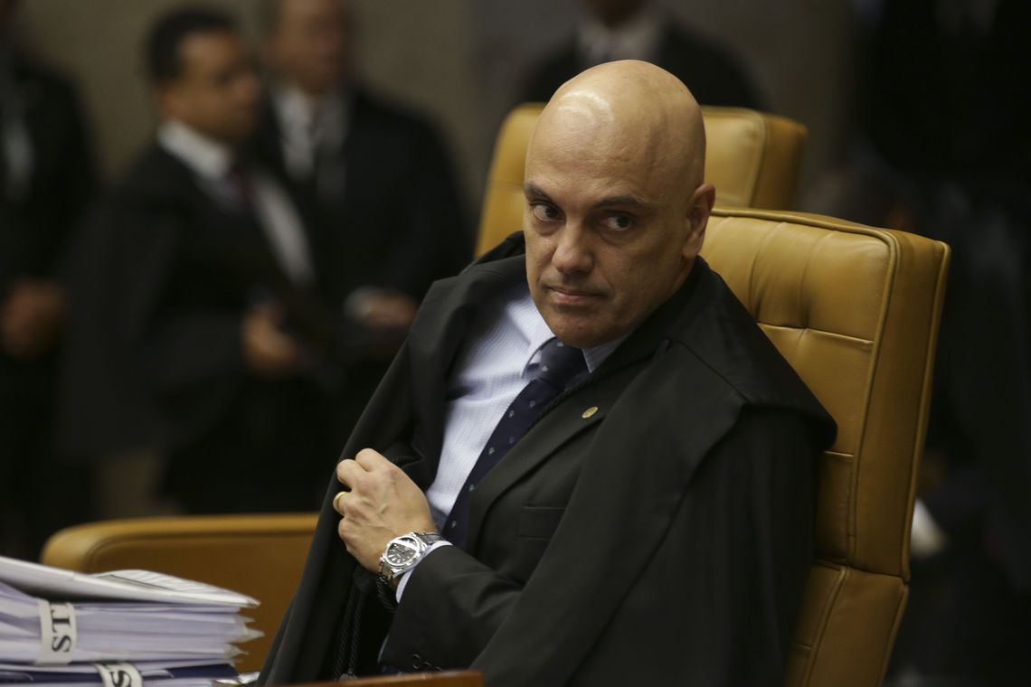 Moraes impede Bolsonaro de decretar fim do isolamento social nos estados