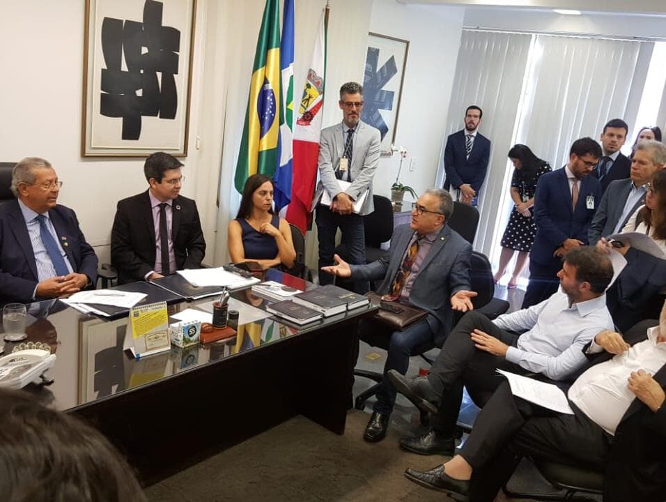 Psol, Rede e PT pedem cassação de Flávio Bolsonaro e depoimento de Queiroz