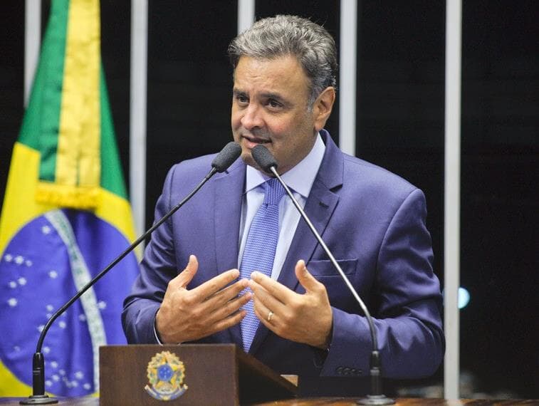 Alvo na Justiça, Aécio aposta na defesa de municípios para voltar à cena