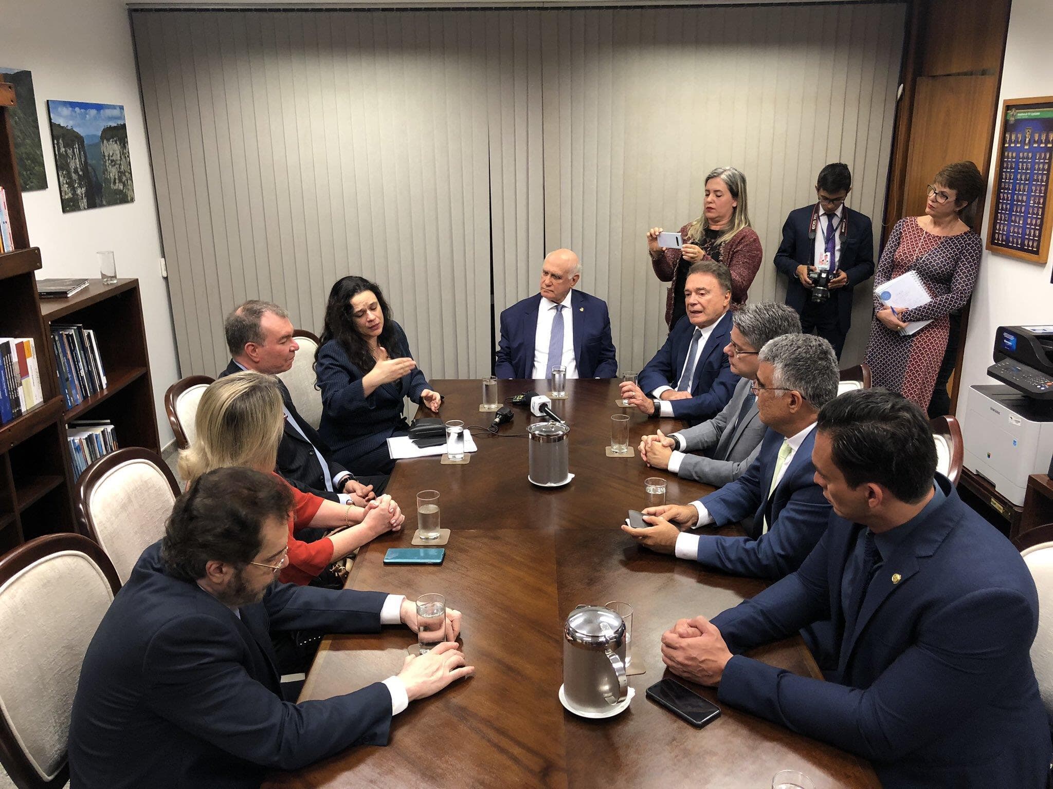 Senadores se unem a Janaina Paschoal por impeachment de Toffoli