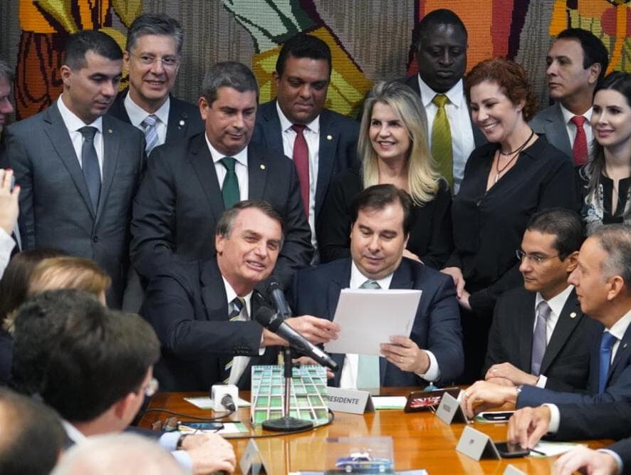 Bolsonaro entrega pessoalmente à Câmara projeto que altera normas da CNH